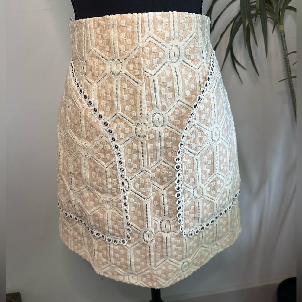 ELLIATT tan and white lace embroidered high waisted mini skirt xs